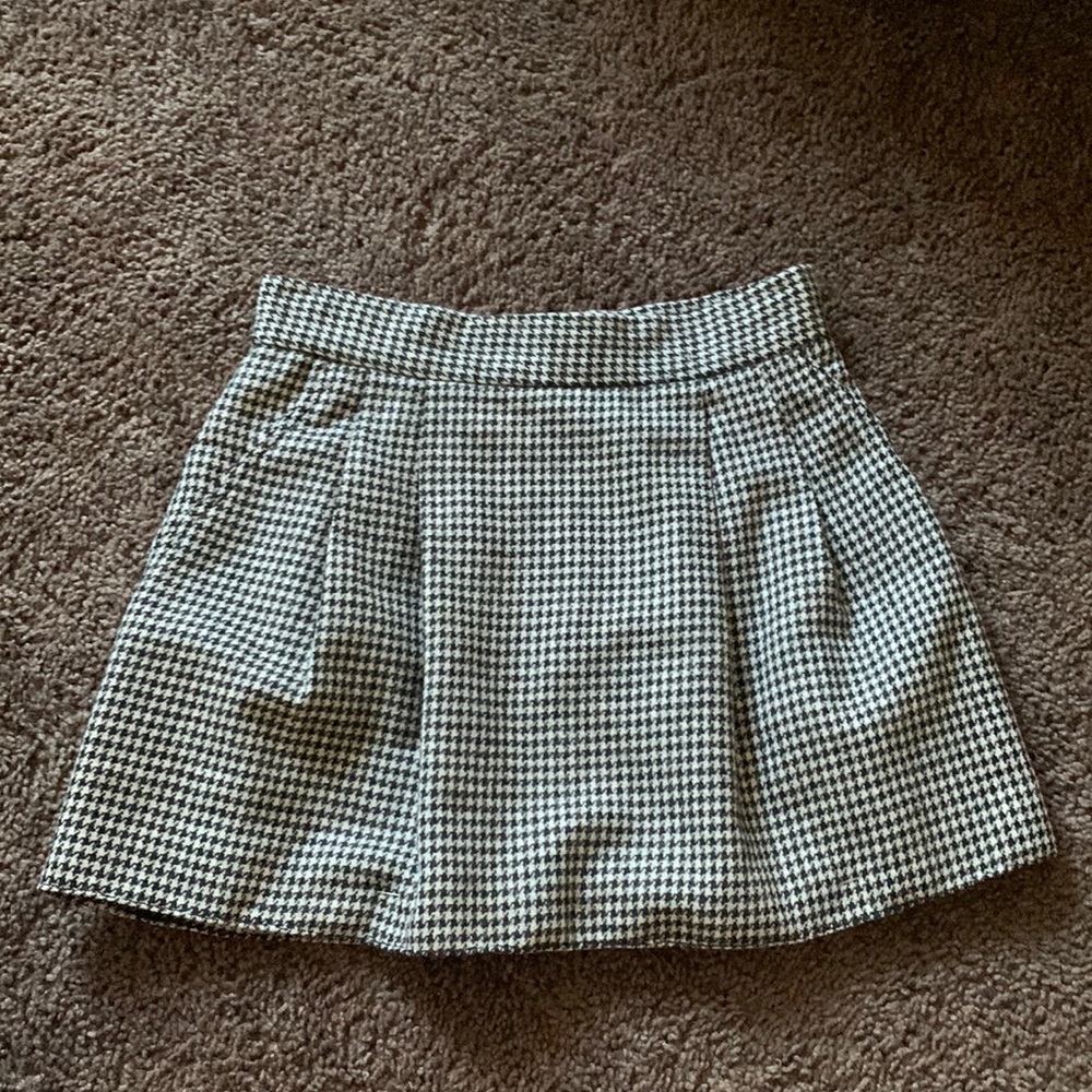b&w herringbone pleated miniskirt with black lined slip